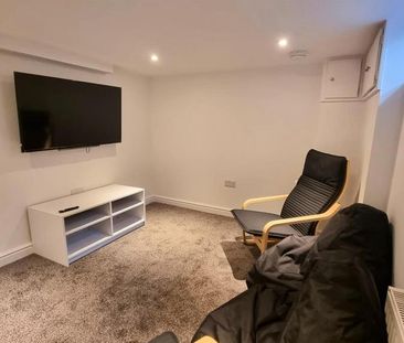 4 bedroom private hall to rent - Photo 1