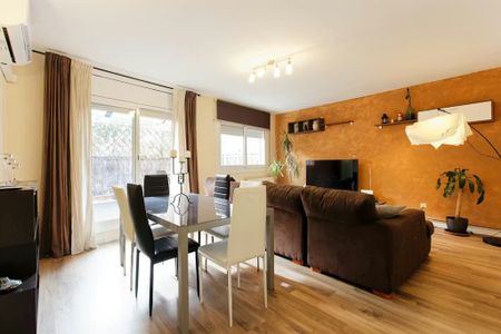 Carrer de Josep Sangenís, Barcelona, Catalonia 08035 - Photo 5