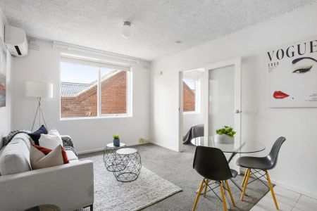 An easy and inviting Carlisle Street retreat - Photo 2