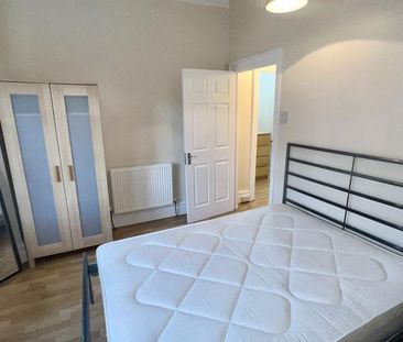 3 bedroom flat to rent - Photo 4