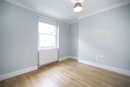 A spacious two bedroom split level flat on Exmouth Market - Photo 4