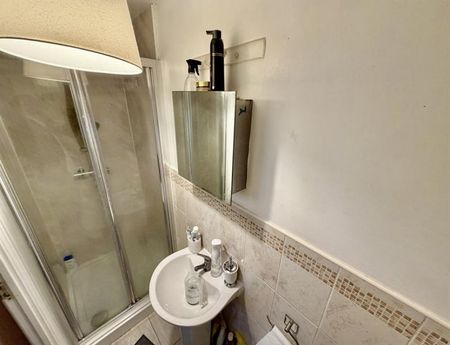 4 Bedroom Semi Detached To Let - Photo 3