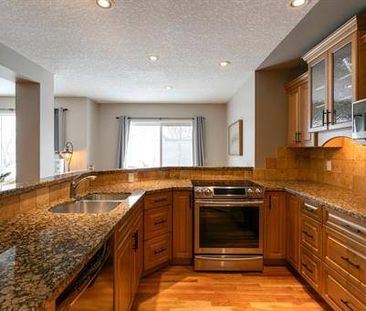 Stunning 4-Bedroom Home in Southwest Calgary - Photo 4