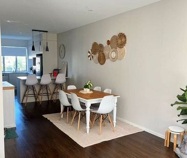 Lovely townhouse with a spacious backyard - Photo 2