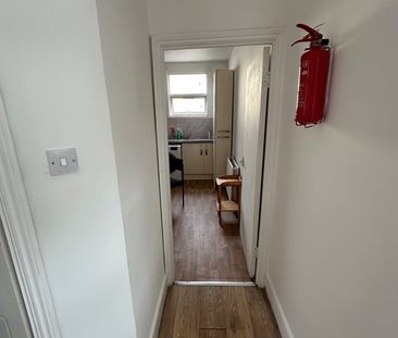 Room in a Shared House, Barking Road, E6 - Photo 4