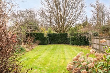 An attractive three bedroom period house in an exclusive setting in the heart of historic Winchester - Photo 5