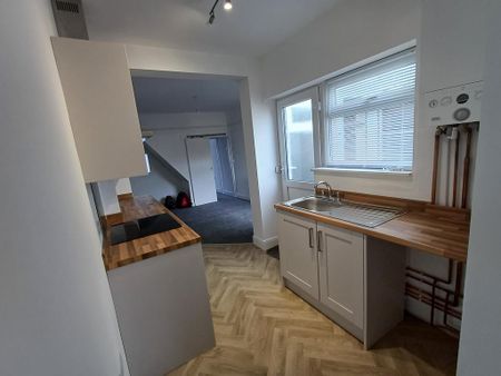 3 bedroom terraced house to rent - Photo 2