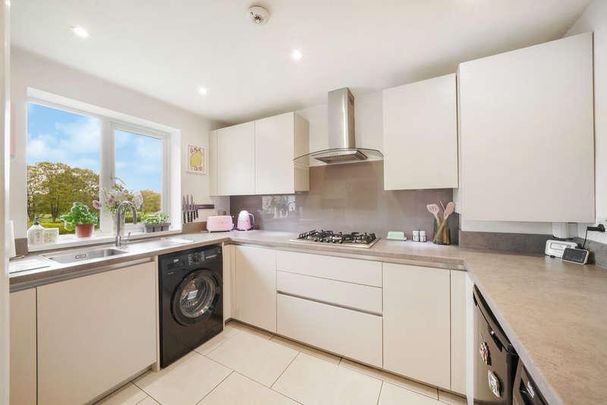 Sunbury Court Mews, Surrey, TW16 - Photo 1
