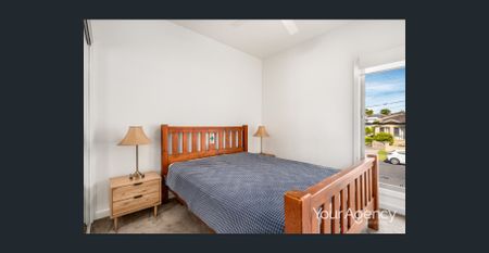 Fully furnished contemporary rental in prime location! - Photo 2