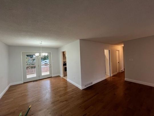 69 Old Oak Road - Upper Unit, 3 bed, 1 bath - Photo 1