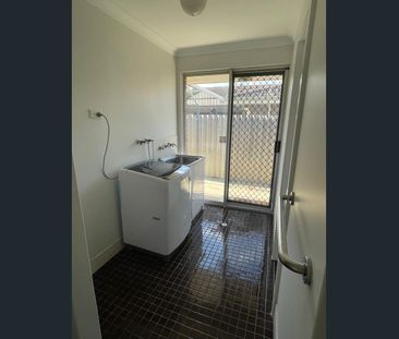 Spacious bedroom in a SHARED house - Photo 3