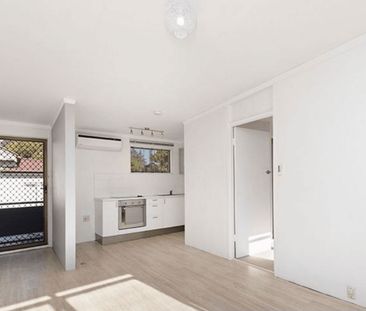 Cute one bed unit close to transport - Photo 3