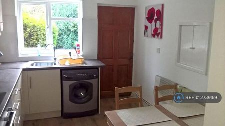 1 bedroom in a house share to rent - Photo 3