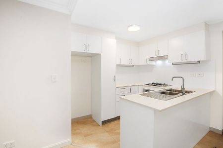 Modern and Secure Garden Apartment with floor boards - Photo 3