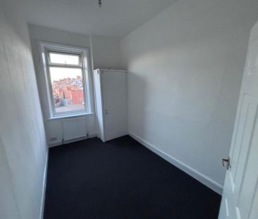 3 bedroom flat to rent - Photo 3