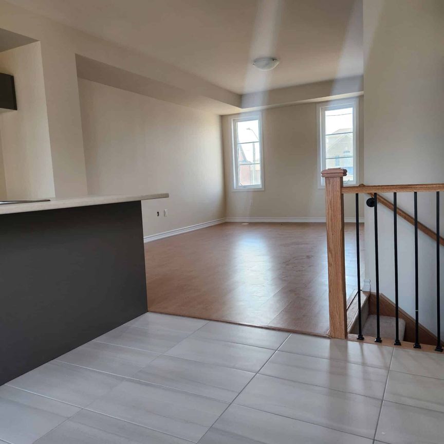 Four bedroom Courtice Ontario - Photo 1