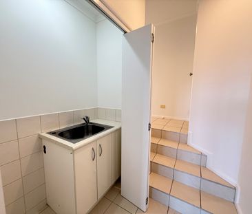 Newly Refurbished 3-Bedroom Duplex Townhouse - Photo 5