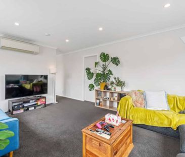 Modern & Sunny Fully Renovated 3-Bedroom Home - Photo 4