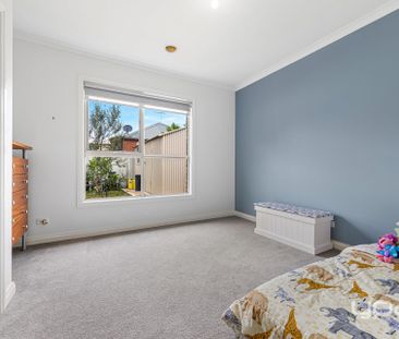 WARM & WELCOMING FAMILY HOME IN A QUIET CAROLINE SPRINGS COURT - Photo 3