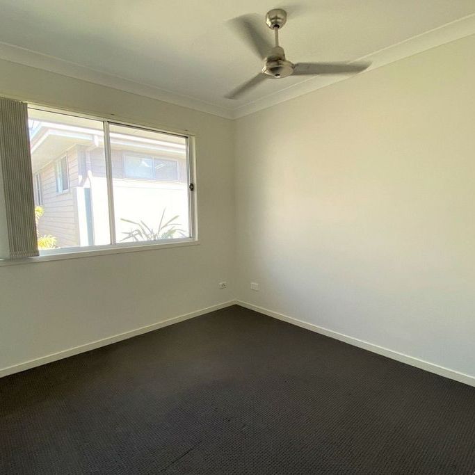 Spacious Modern Townhouse in Prime Location - Photo 1