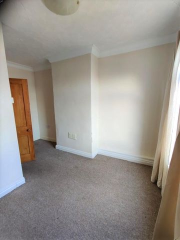 4 bedroom end of terrace house to rent - Photo 4