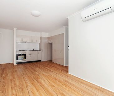 One Bedroom Apartment in The Heart of Carlton! - Photo 5