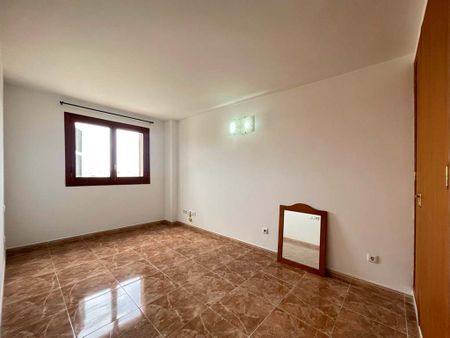 Apartamento sin amueblar de 3 dormitorios, 2 baños, en el pueblo de Llucmajor. - Photo 4
