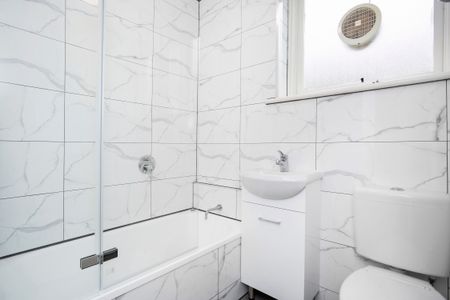 Two Bedroom Apartment In Prime Location - Photo 3