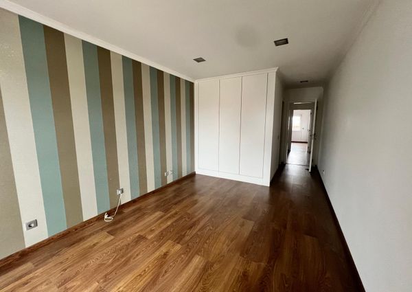 Apartamento T2 situado na Avenida Dr. Lourenço Peixinho em Aveiro.