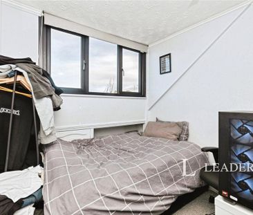 4 bedroom semi-detached house to rent - Photo 4