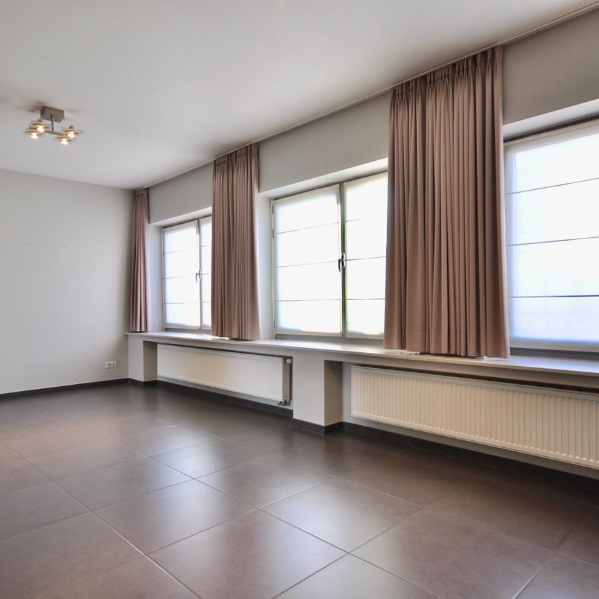 Instapklaar gerenoveerd appartement met 2 slaapkamers en terras in het centrum van Berchem - Foto 1