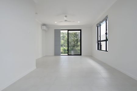 :: BRAND NEW EXECUTIVE HOME IN THE HEART OF HILLCLOSE ESTATE - Photo 2