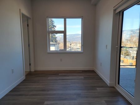 Luxury 2 Bedroom + Den Condo with U/G Parking near Downtown - Photo 3