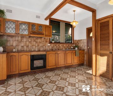 CHARMING HOME IN THE HEART OF WINDSOR!! - Photo 3