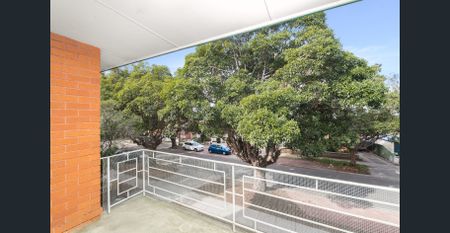 Bright Top-Floor Apartment in a Quiet Complex - Photo 5