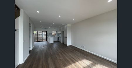 BRAND NEW, LUXURIOUS, THREE BEDROOM DOUBLE STOREY TOWNHOUSE! - Photo 2