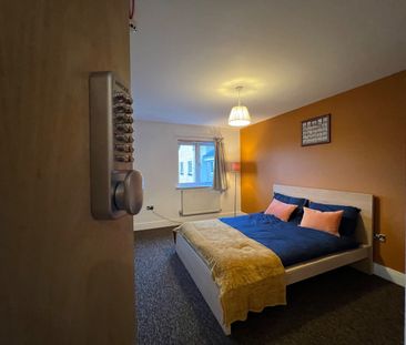 Room in a Shared House, Pavilion Square, SW17 - Photo 1