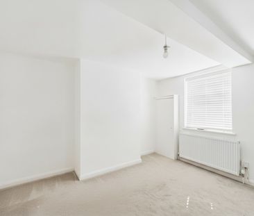 2 bedroom House in Long Lane, Staines-Upon-Thames - Photo 5