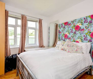 4 Bed Semi-Detached House, Holme Lacey Road, SE12 - Photo 5