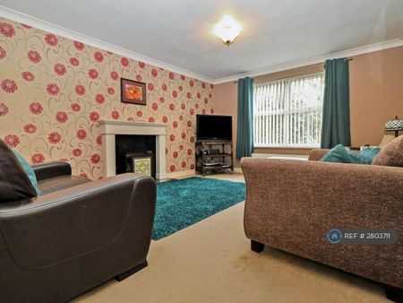 4 bedroom detached house to rent - Photo 3