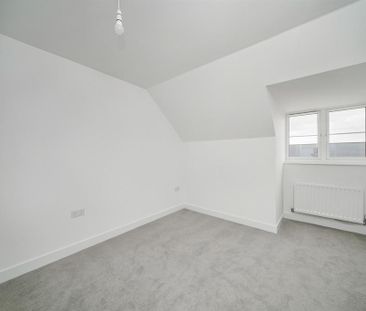 4 bedroom semi-detached house to rent - Photo 4