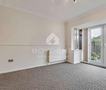 Dove Crescent, Harwich, CO12 - Photo 1