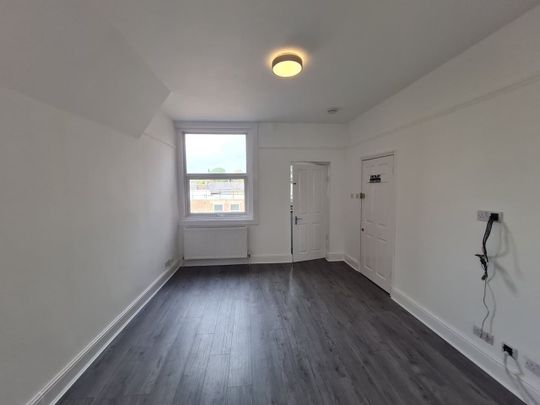 2 Bed Detached House, Green Lanes, N13 - Photo 1
