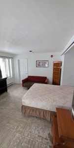 grande chambre avec un bureau - Photo 3