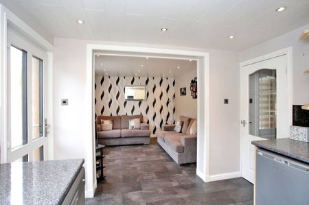 3 Bed Semi-Detached House, Garthdee Road, AB10 - Photo 2