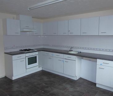 3 bedroom end of terrace house to rent - Photo 3