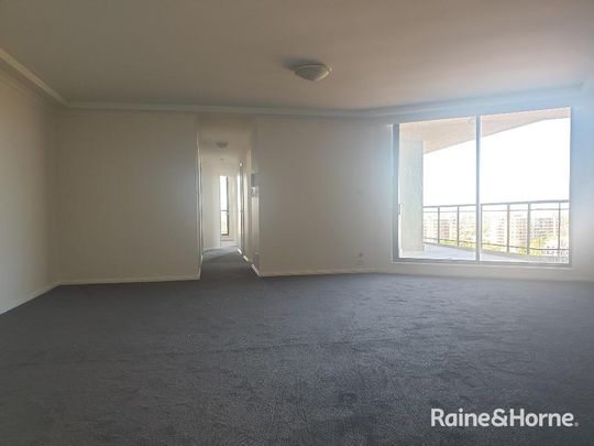 Stylish Three-Bedroom Apartment with Stunning Views - Photo 1