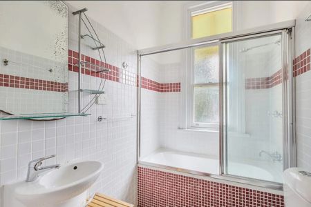 free-standing house with two bedrooms and an additional single bedroom/study - Photo 5