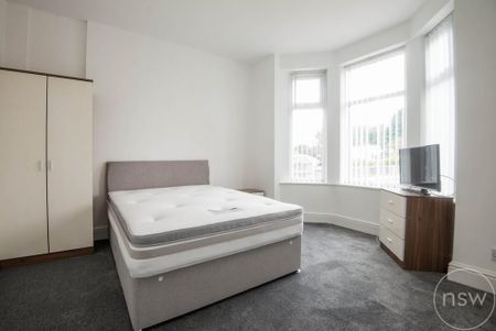 5 bedroom semi-detached house to rent - Photo 4