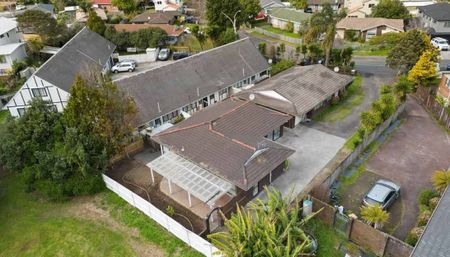 Spacious 3-Bedroom + 1 Studio and 2 Kitchen - Photo 3